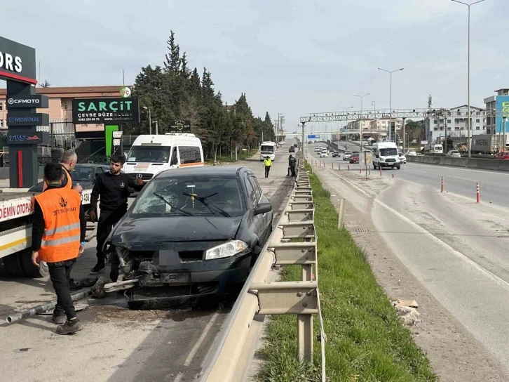 Bariyeri aşan otomobil D-100’den caddeye uçtu : 2 yaralı