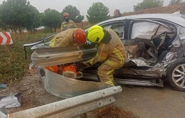 Bariyerlere çarpan otomobilin sürücüsü hayatını kaybetti