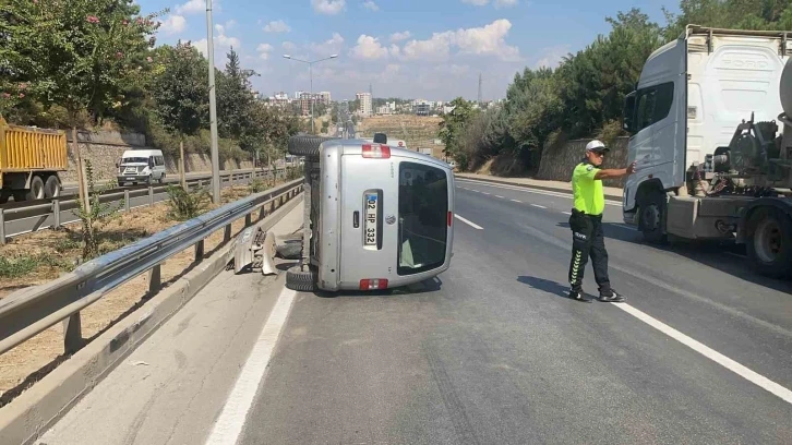 Bariyerlere çarparak takla attı: 1 yaralı
