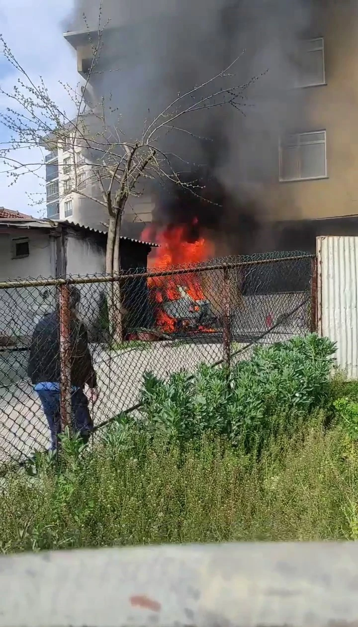 Başakşehir’de evin bahçesinde park halinde olan otomobil alev topuna döndü
