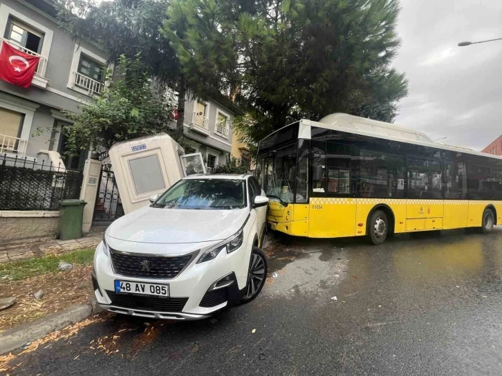 Başakşehir’de İETT otobüsü önce arabaya ardından ise güvenlik kulübesine çarptı
