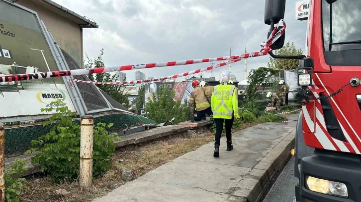 Başakşehir’de kontrolden çıkan kamyonet 5 metre yükseklikten siteye düştü
