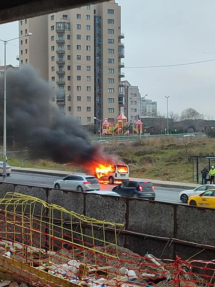 Başakşehir’de seyir halindeki ticari araç alev topuna döndü
