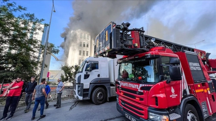 Başakşehir'de fabrikada çıkan yangına itfaiye ekiplerince müdahale ediliyor