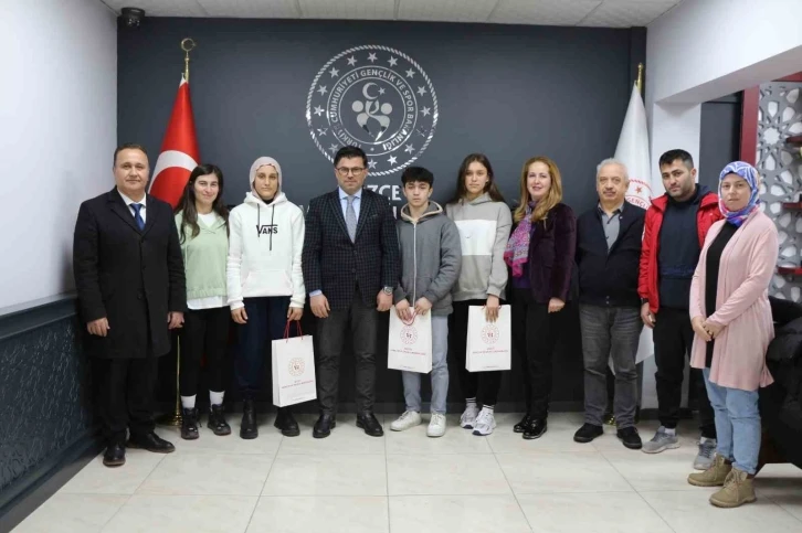 Başarılı sporcular Yazıcı ile bir araya geldi
