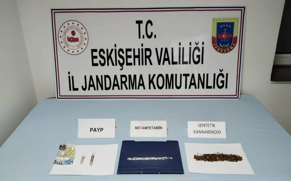 Başka ilden getirdikleri uyuşturucuları satmak isteyen şüpheliler jandarmadan kaçamadı
