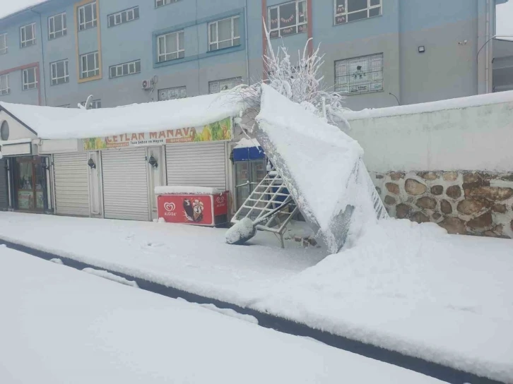 Başkale’de eğitime ara verildi, 132 yerleşim yerinin yolu ulaşıma kapandı
