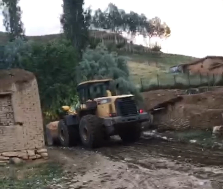 Başkale’de yollar dereye döndü
