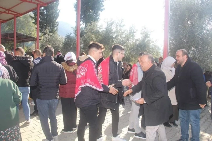 Başkan adayı Özel, gençleri Kışlası’na dualarla uğurladı
