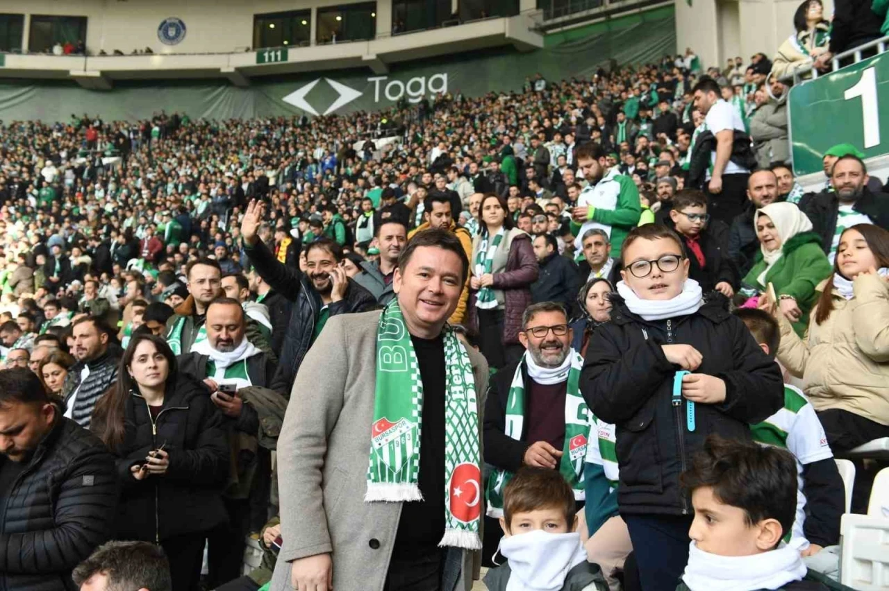 Başkan Aydın, Osmangazili çocuklara Bursaspor sevgisi aşılıyor
