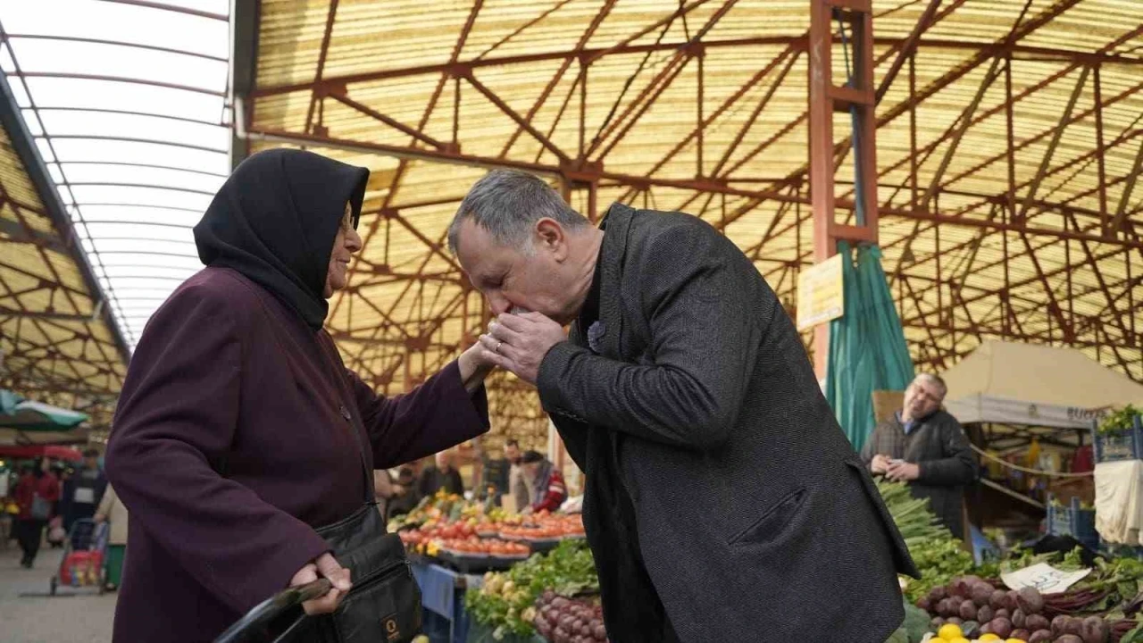 Başkan Balaban pazarda halkın sorunlarını dinledi
