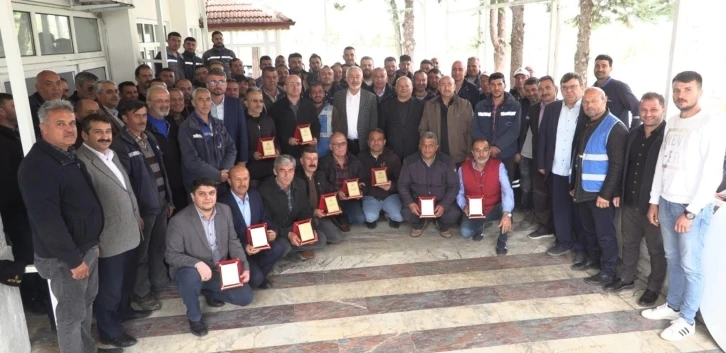 Başkan Başdeğirmen, emekliye ayrılan personellere plaket verdi
