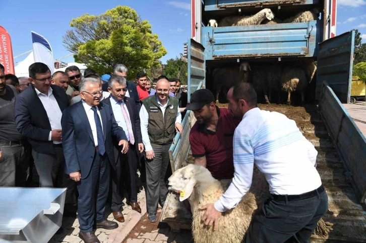 Başkan Büyükkılıç: "9 bin 850 hayvan işletmesinin su faturalarının yarısını büyükşehir ödedi"
