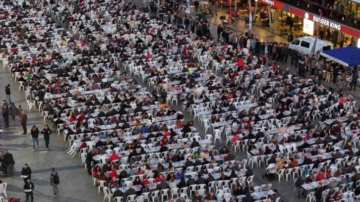 Başkan Çerçioğlu Atatürk Kent Meydanı’ndaki iftarda vatandaşlarla bir araya geldi
