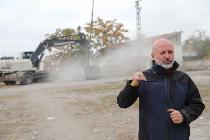 Başkan Çolakbayrakdar: “Gecekondu evleri yıkarak, şehrimize modern ulaşım yolu kazandırıyoruz”
