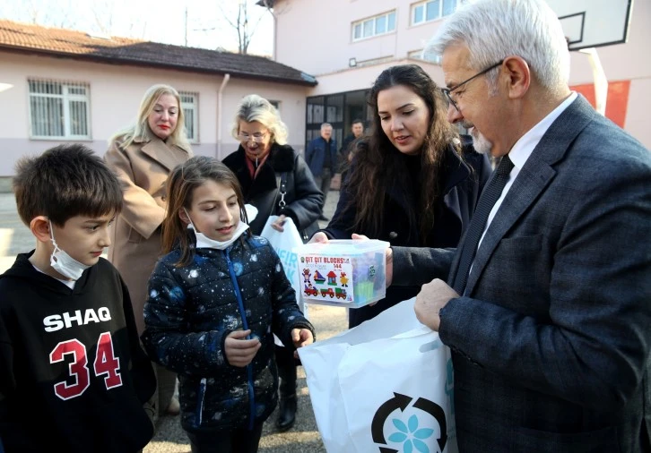 Başkan Erdem’den çocuklara yeni yıl hediyesi