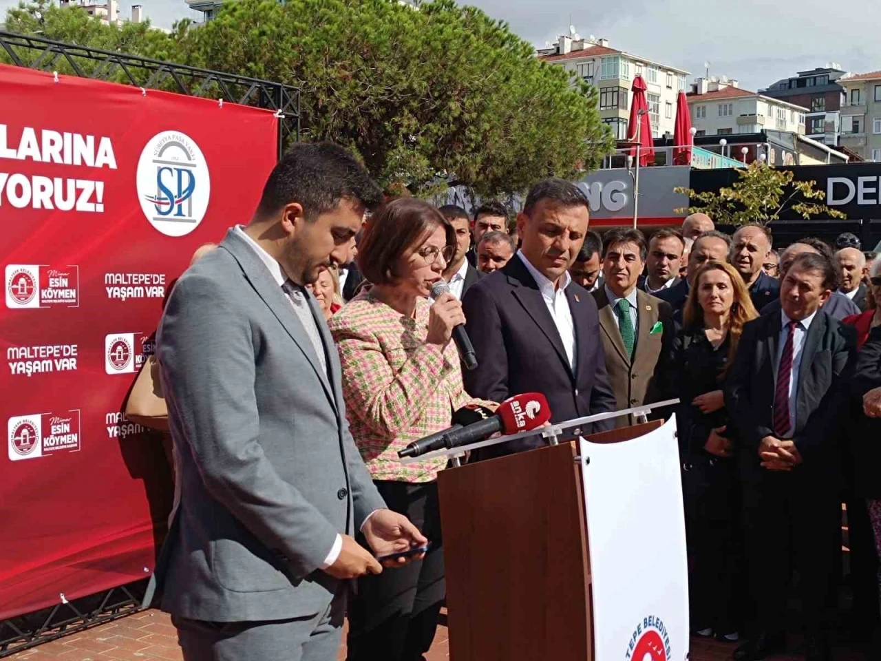 Başkan Esin Köymen, Süreyya Paşa Vakfı’na ait olan alışveriş alanıyla ilgili basına açıklamada bulundu
