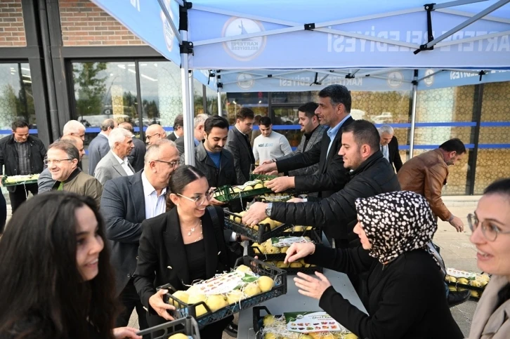 Başkan Kocaman meclis üyelerine ayva dağıttı
