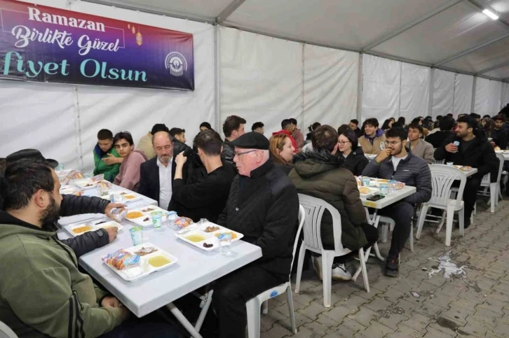 Başkan Kurt ilk iftarını Büyükdere Mahallesi’ndeki iftar çadırında yaptı
