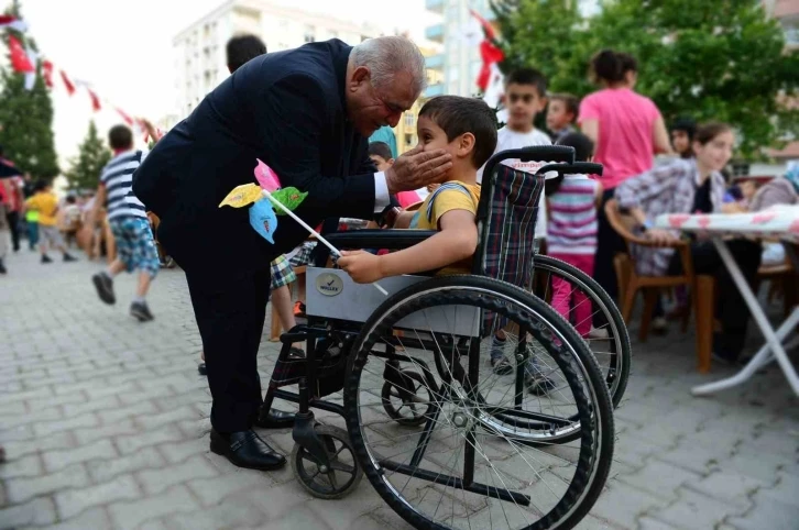 Başkan Mahçiçek; “İlgimizi gösterelim, engelleri ortadan kaldıralım”
