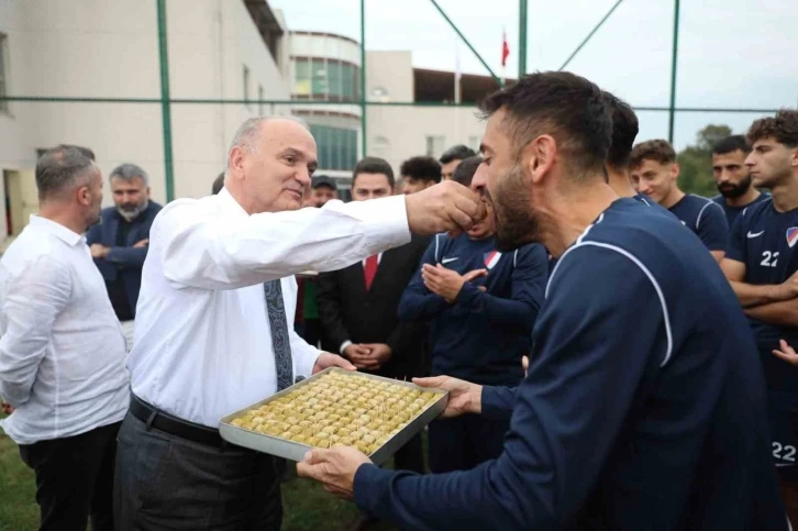 Başkan Özlü’den futbolculara baklava
