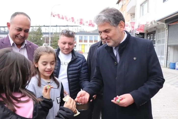 Başkan Suer çocukların yüzünü güldürmeyi başarıyor
