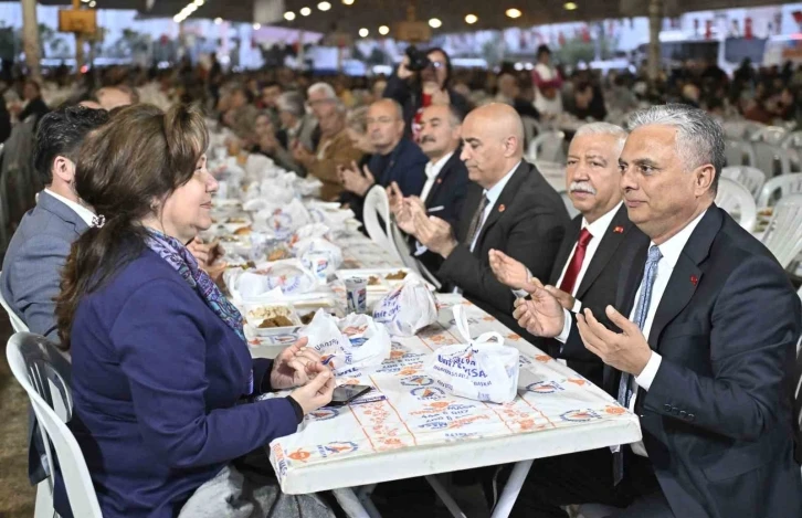 Başkan Uysal: “Etle tırnak gibi olalım”
