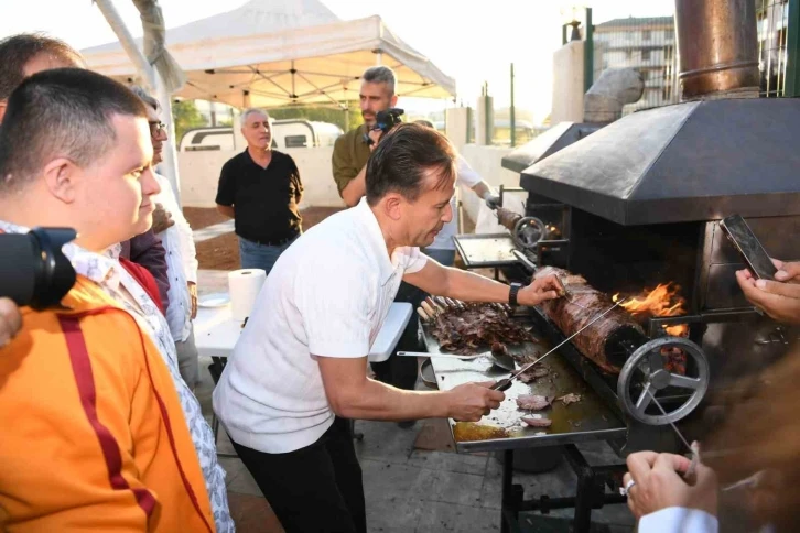 Başkan Yazıcı sözünü tuttu, Tuzla’nın özel çocuklarına cağ kebabı pişirdi
