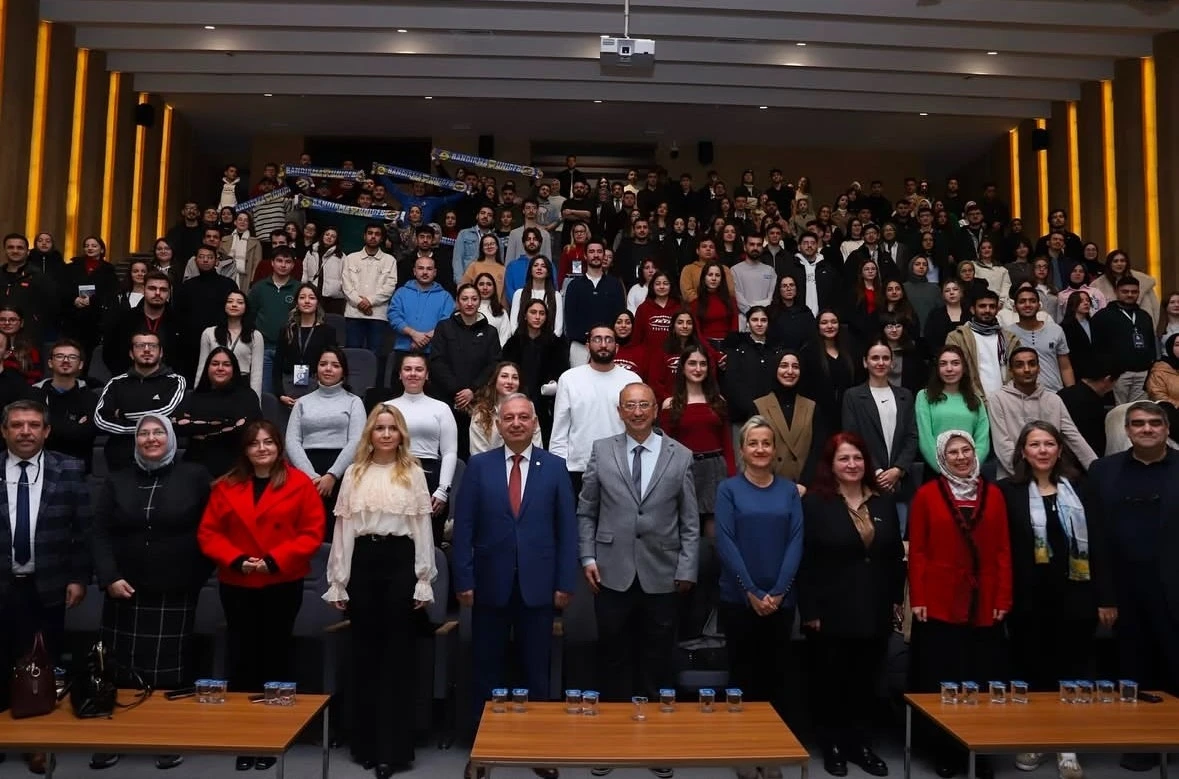 Başkan Yeloğlu, &quot;Plastik Kapaktan Tekerlekli Sandalyeye Yolculuk&quot; seminerine katıldı
