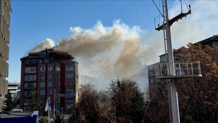 Başkentte 7 katlı binanın çatısındaki yangın hasara neden oldu