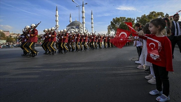 Başkentte Cumhuriyet'in 100. yılı dolayısıyla resmi geçit töreni düzenlendi