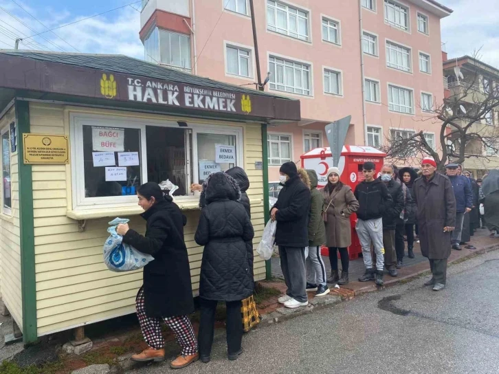 Başkentte hayırsever vatandaş halk ekmek büfesinde bin ekmek dağıttırdı
