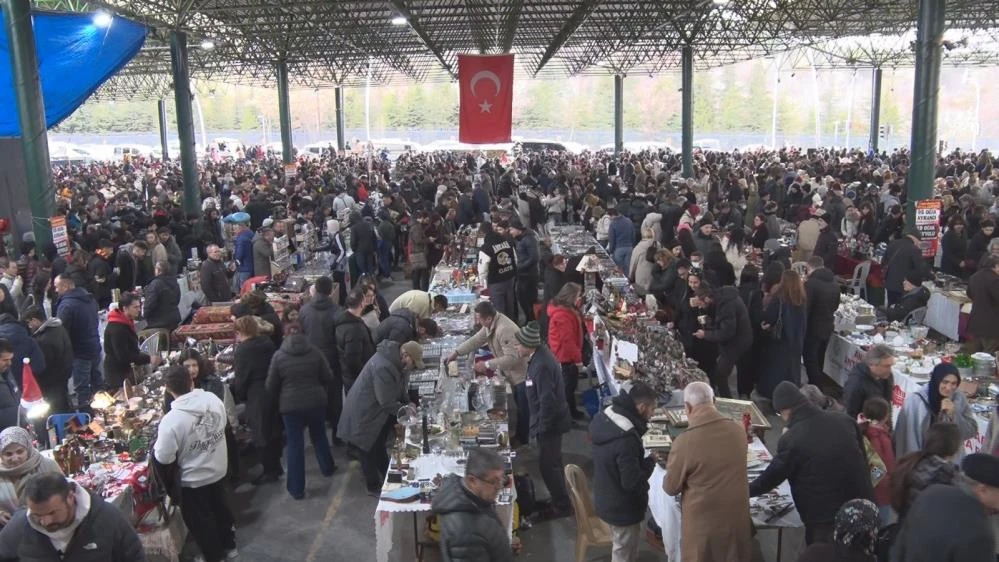 Başkentte yılın son antika pazarına yoğun ilgi