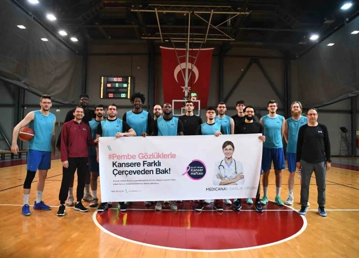 Basketbolculardan kansere pembe gözlük