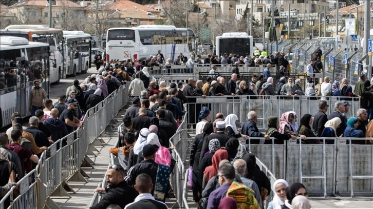 Batı Şeria'daki Filistinliler İsrail'in çıkardığı zorluklara rağmen Aksa'ya gelmekten