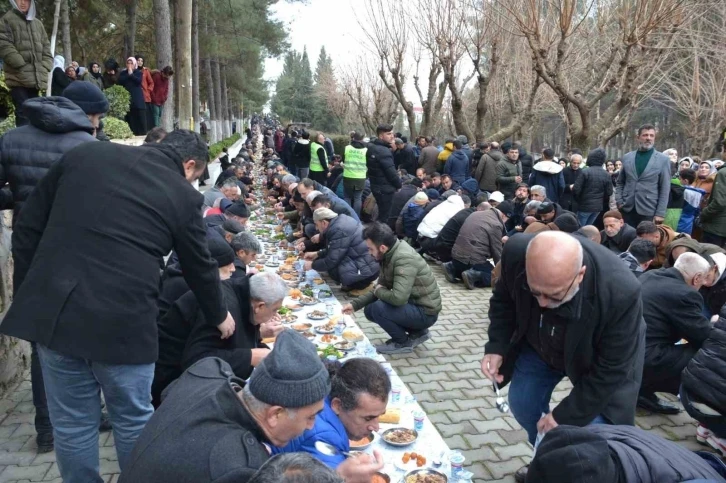 Batman’da binlerce kişi yaklaşık 2 kilometrelik yer sofrasında buluştu
