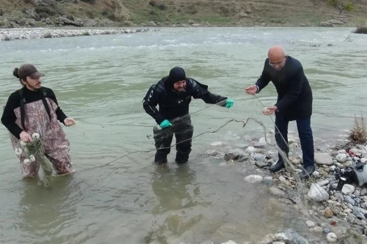 Batman’da çöpçü balığının korunması için çaylarda hayalet ağ temizliği yapıldı
