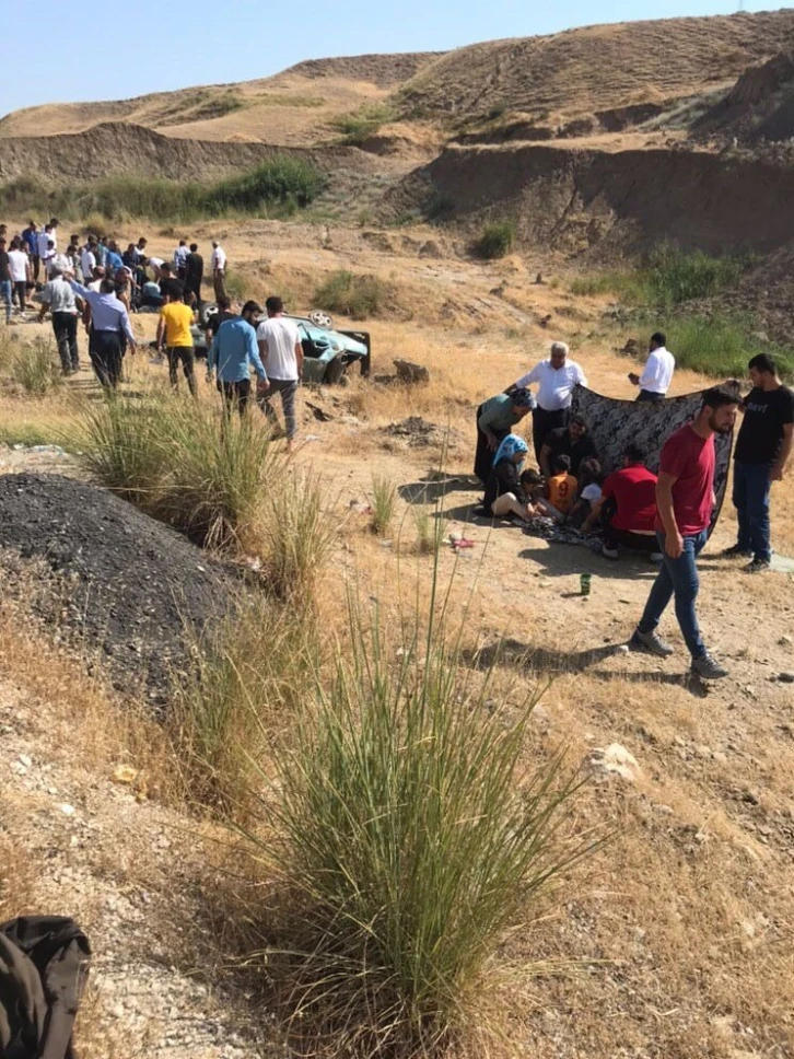 Batman’da otomobil şarampole yuvarlandı: 1 ölü, 8 yaralı
