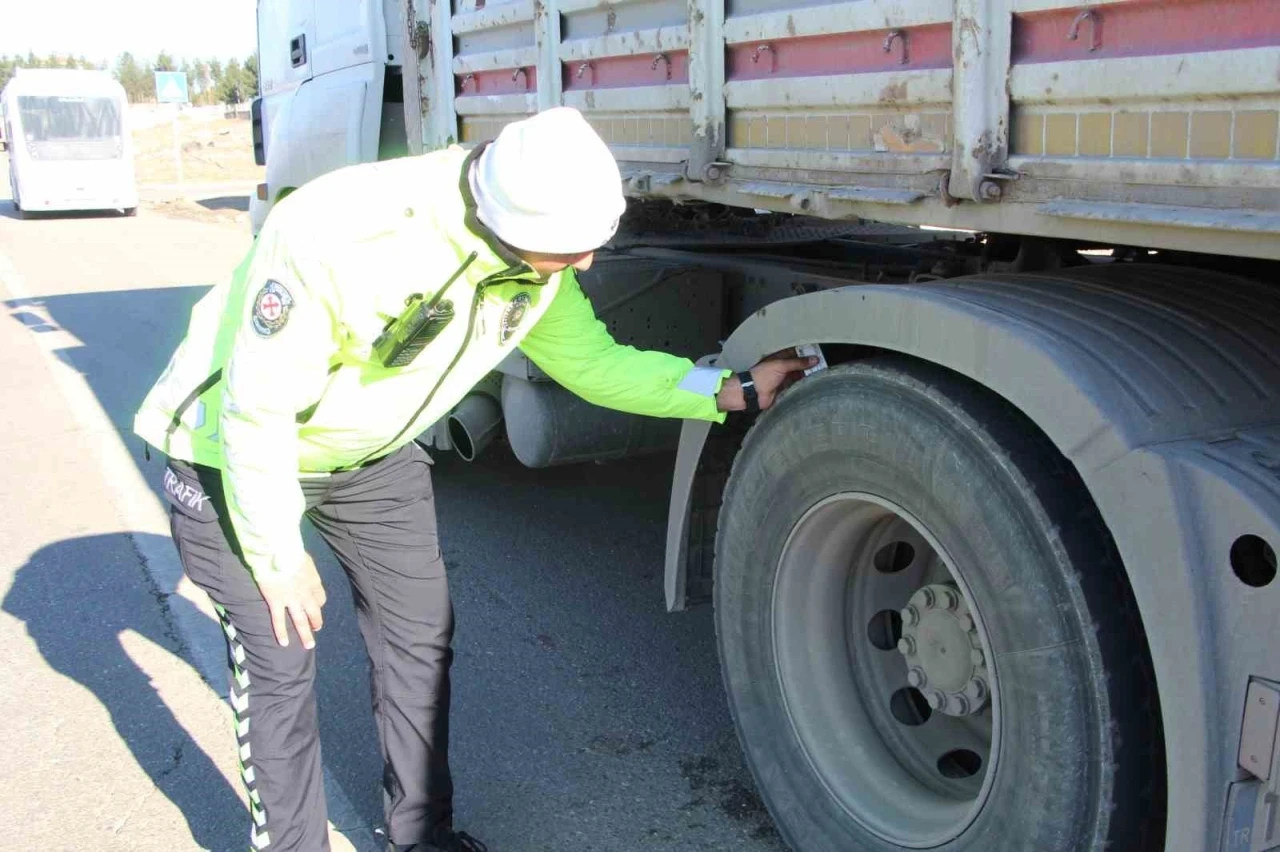 Batman’da trafik ekiplerinden ticari araçlarda kış lastiği denetimi
