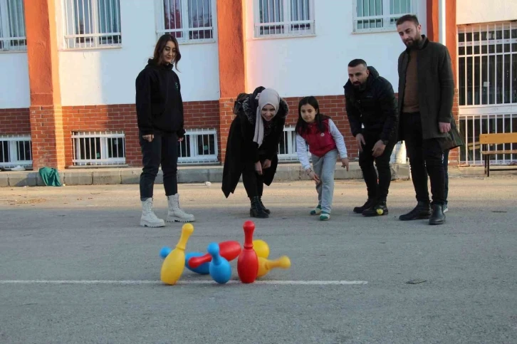 Batmanlı gönüllü öğretmenler Adıyaman’da depremzede çocuklara oyuncak dağıttı
