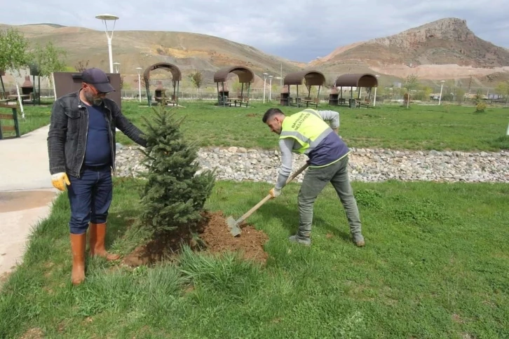 Bayburt Belediyesinin temizlik ve bakım çalışmaları hız kesmeden devam ediyor
