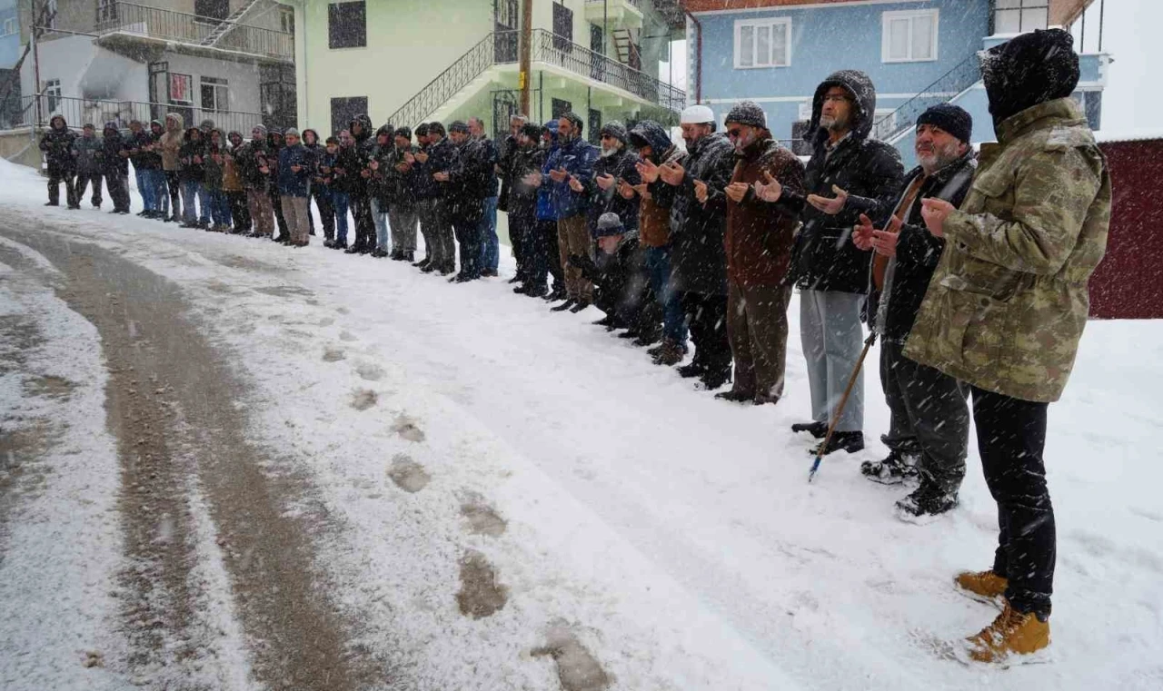 Bayburt’ta 32 yıl önce çığ felaketinde hayatını kaybedenler kar yağışı altında dualarla anıldı
