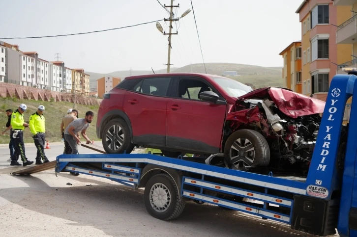 Bayburt’ta 4 kişinin yaralandığı trafik kazası güvenlik kamerasına yansıdı
