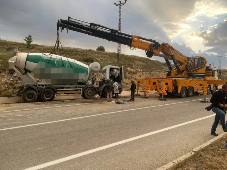 Bayburt’ta beton mikseri yola devrildi: 1 ölü
