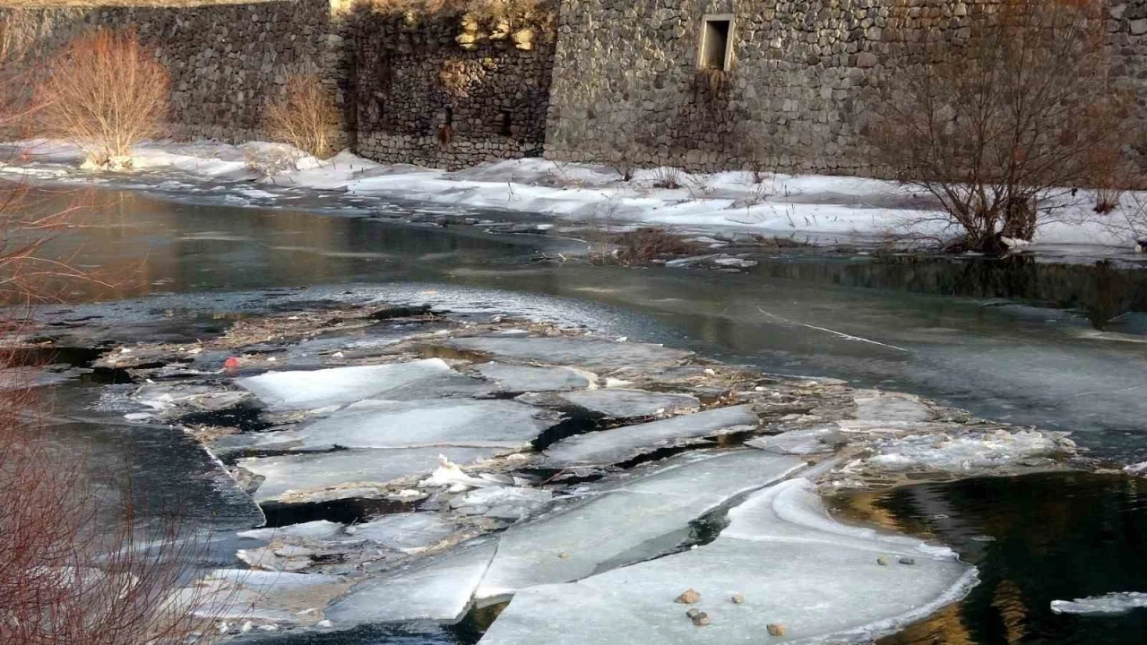 Bayburt’ta Çoruh nehri kısmi buz tuttu
