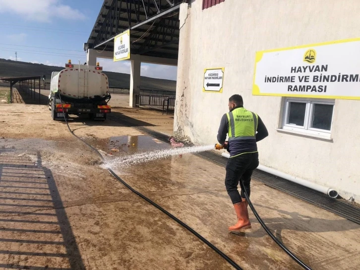 Bayburt’ta genel bahar temizliği yapıldı canlı hayvan pazarı tazyikli suyla yıkandı
