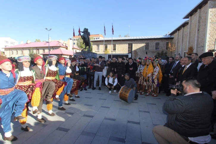 Bayburt’ta, Yıldızlar Türkiye Şampiyonası öncesi kortej yürüyüşü yapıldı
