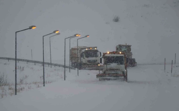 Bayburt’un yüksek kesimlerinde kar ve tipi etkili oldu
