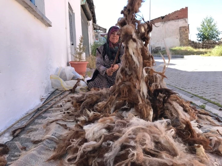 Bayburtlu kadınların zorlu yün çırpma mesaisi başladı
