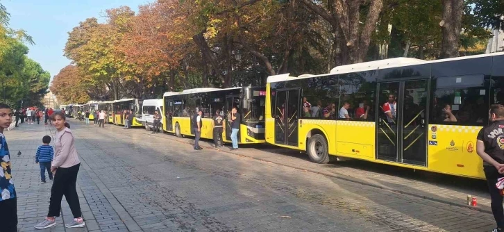 Bayern Münih taraftarları otobüslerle stadyuma götürüldü
